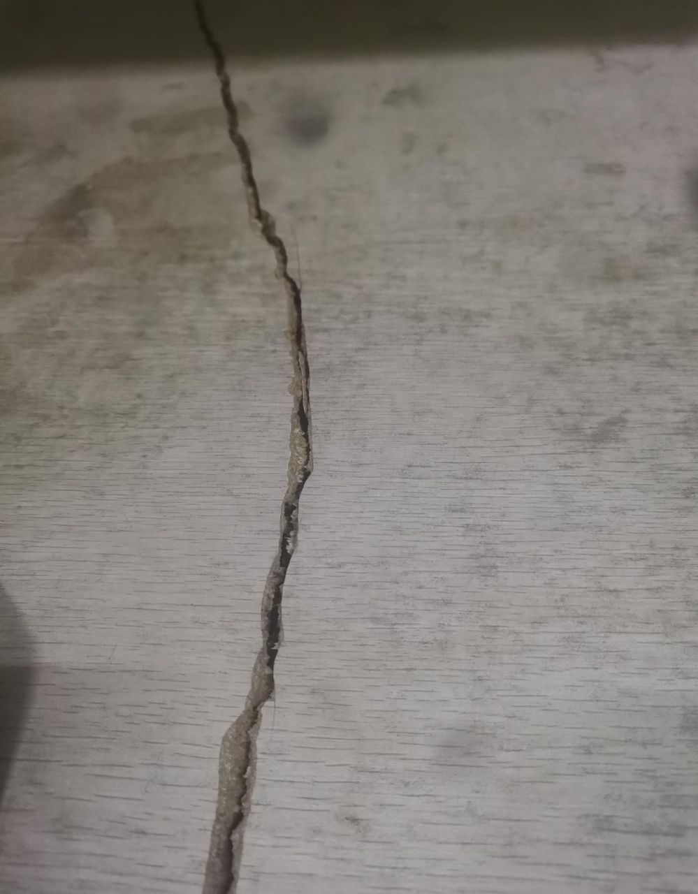 我裂开了啊水撒床上了,掀开一看,床板都裂开了,今天怎么办啊(○19ε