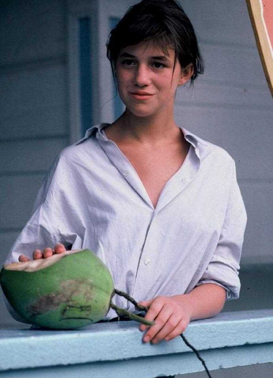 如今回顾charlotte gainsbourg 1987年的穿搭,白衬衣配牛仔裤,简约