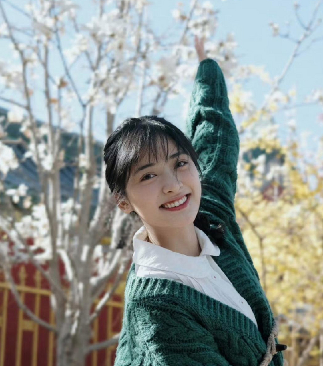 甜妹的气息溢出屏幕,太喜欢看沈月的生活照了