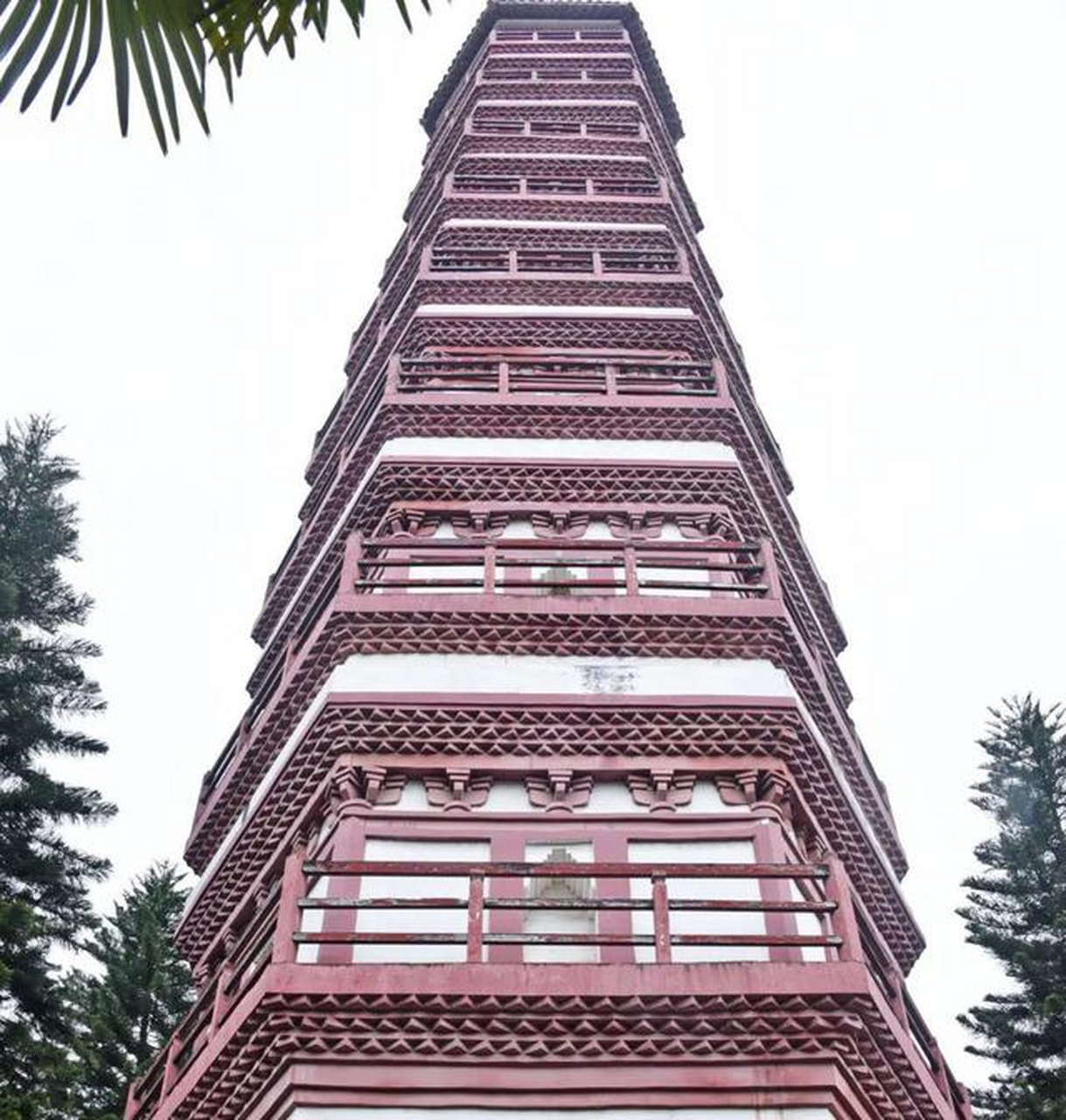慧光斜塔位于连州市慧光路南端慧光公园内,是粤北连州市的地标性建筑.