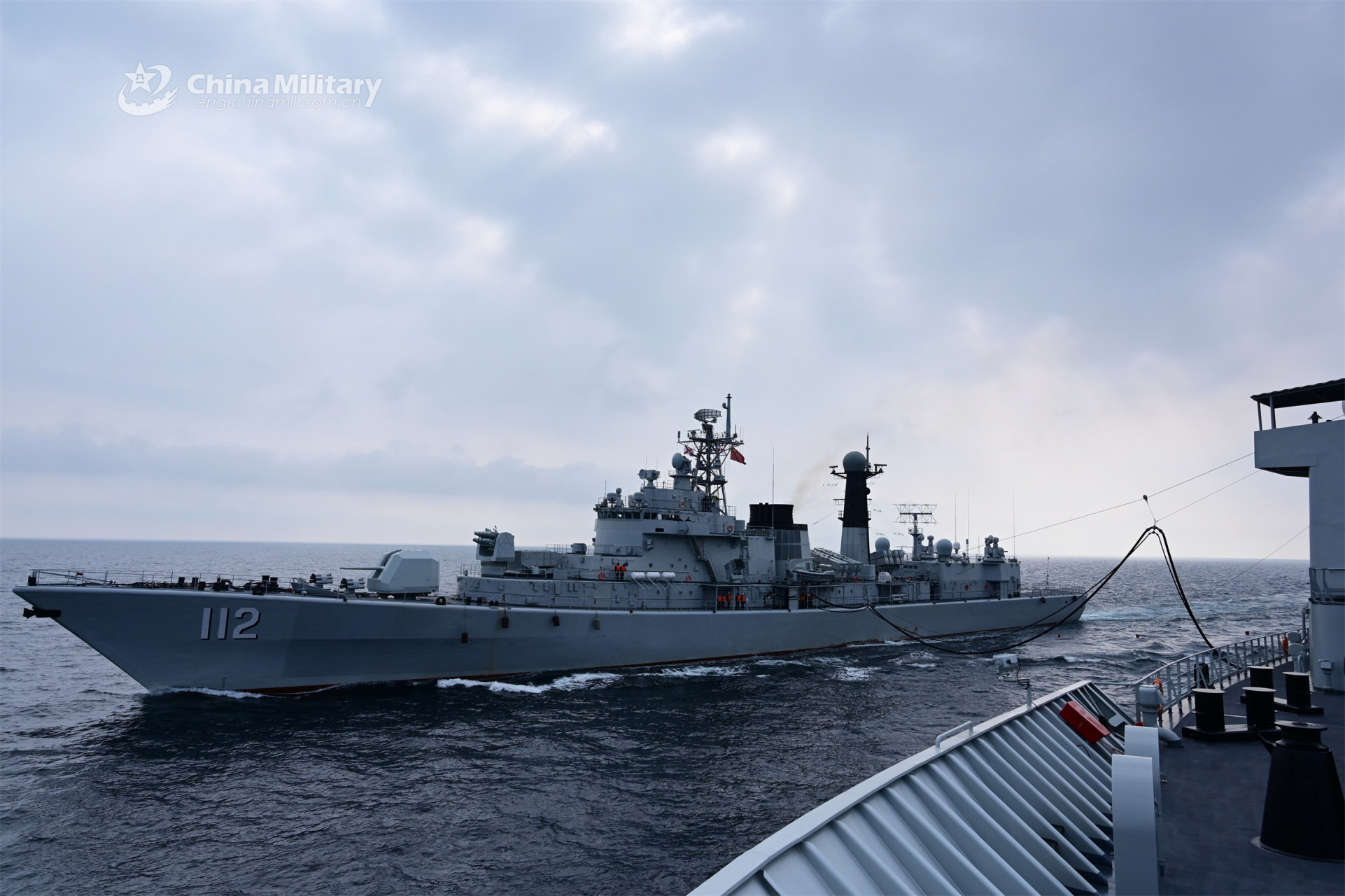 我国海军的『中华第一舰』,哈尔滨号驱逐舰于1989年9月8日开工建造