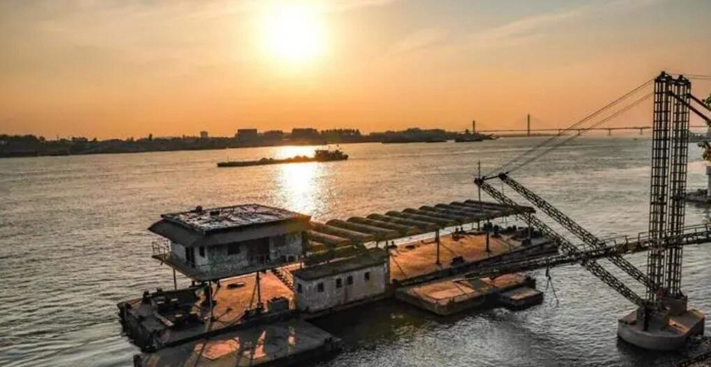 沙市客运码头是历史悠久的百年老码头, 在荆州长江大桥建成前, 是连通