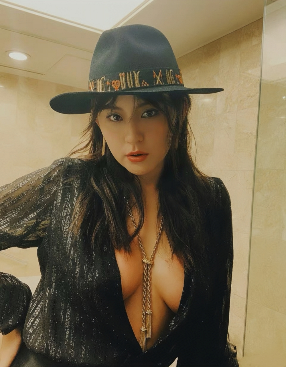 女星热依扎的旧照!不演戏的时候她的穿衣风格真不是一般的大胆啊!