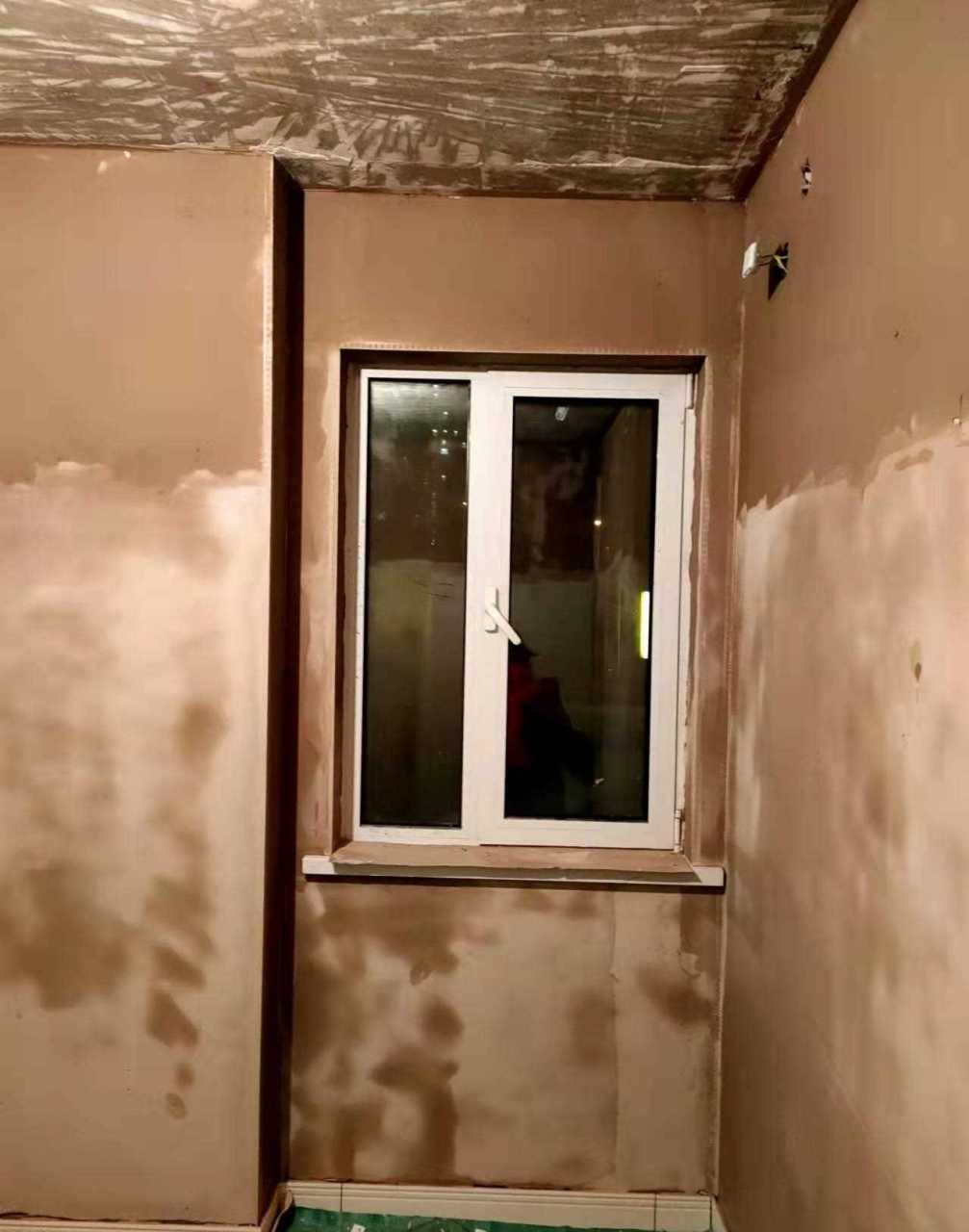 北京装修工地实拍 大兴金隅学府墙面石膏找平,刮底层石膏是油工阶段打