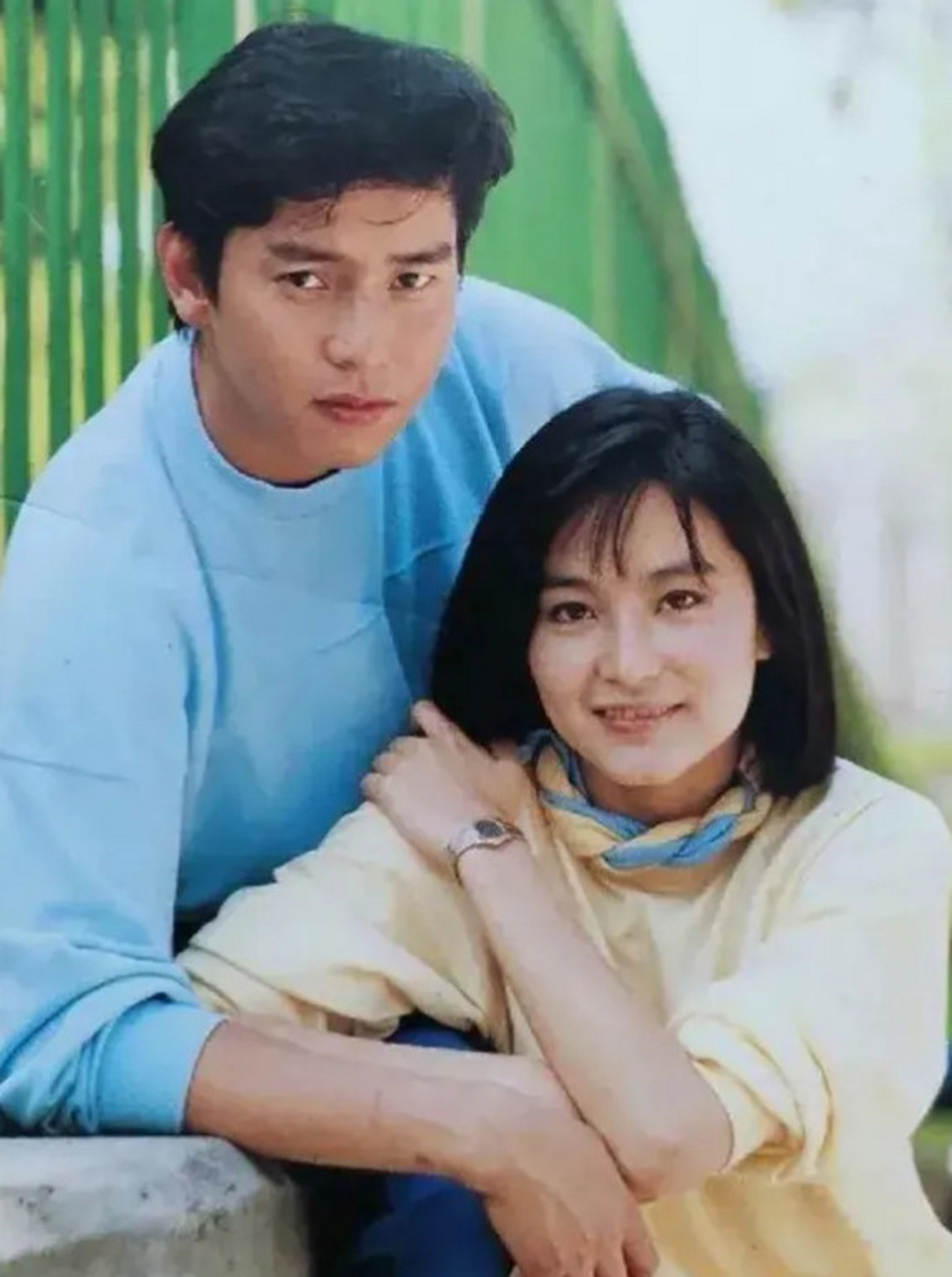 1984年,谭咏麟和林青霞合影,应该是电影男女主角"君子好逑"的海报!