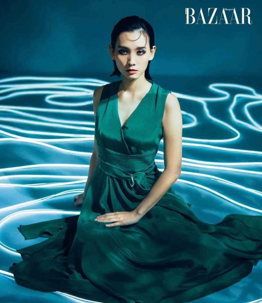 谈善言,一位亦柔亦刚的年轻演员,面部线条极具辨识度,刚中有柔,柔中有