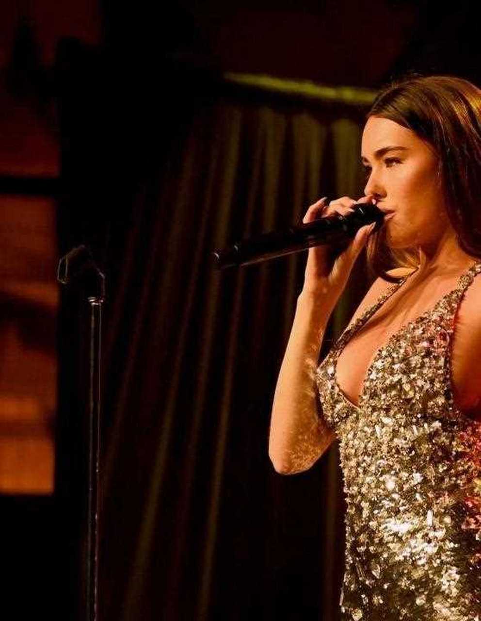 madison beer在洛杉矶amfar晚会现场表演