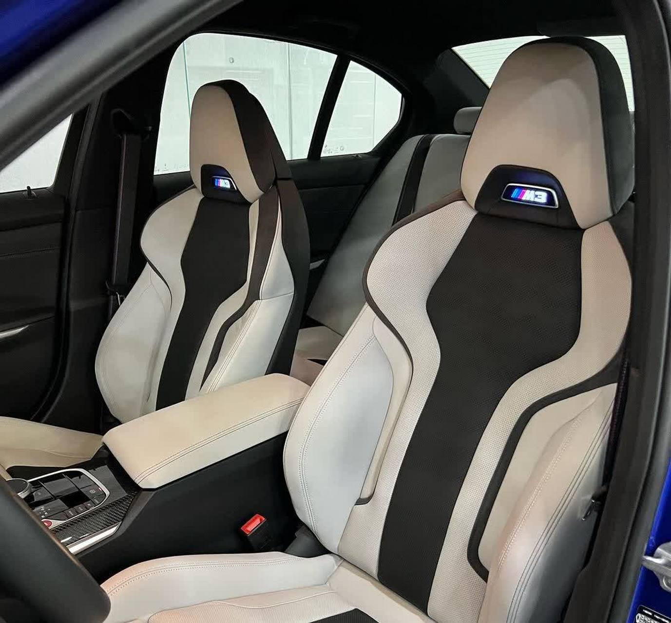 在巴西销售的宝马m3竞赛版,波尔蒂芒蓝漆/银石白内饰,售价为799,950