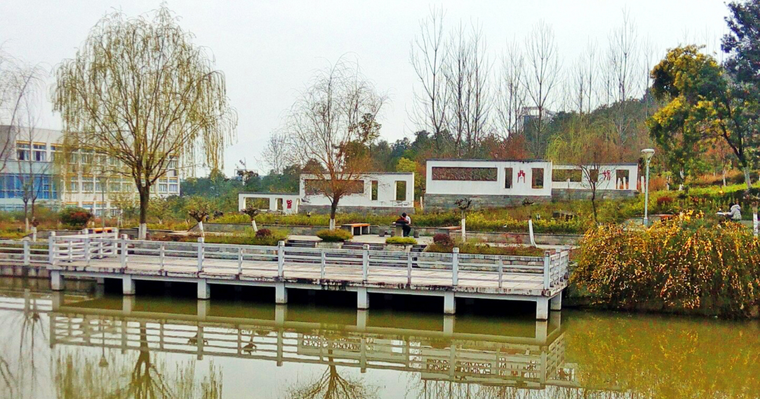 百安坝地名也有另外一种说法,传说旧时代这里有一个名叫杨百刚的地主