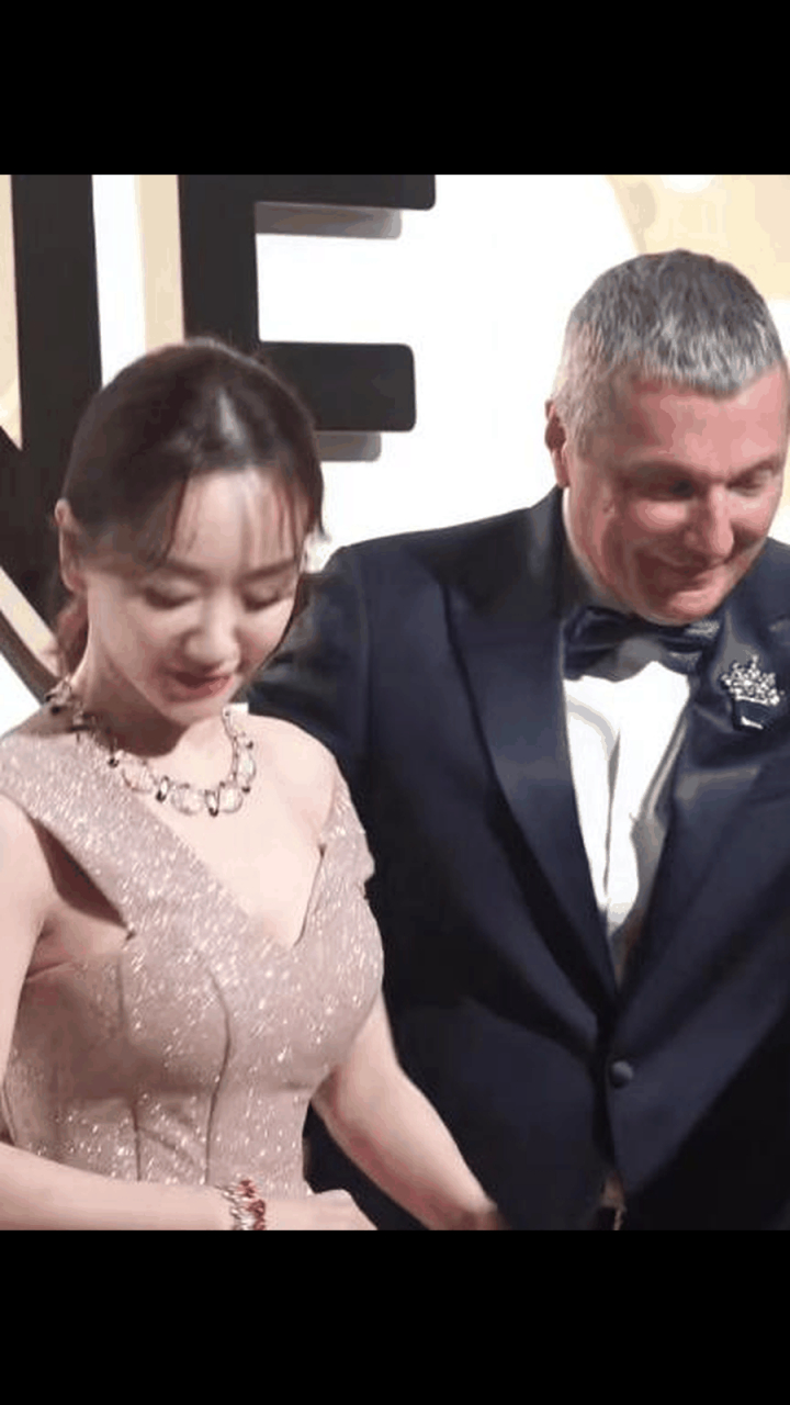 gif创作人# 杨蓉真的越来越有魅力了,看把旁边的老外激动成啥样了