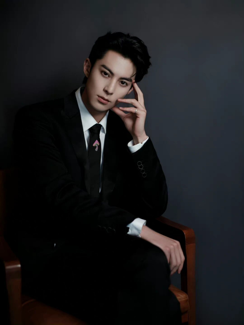 王鹤棣更新金鸡奖的红毯造型,all in路易威登的黑色西装搭配太帅了