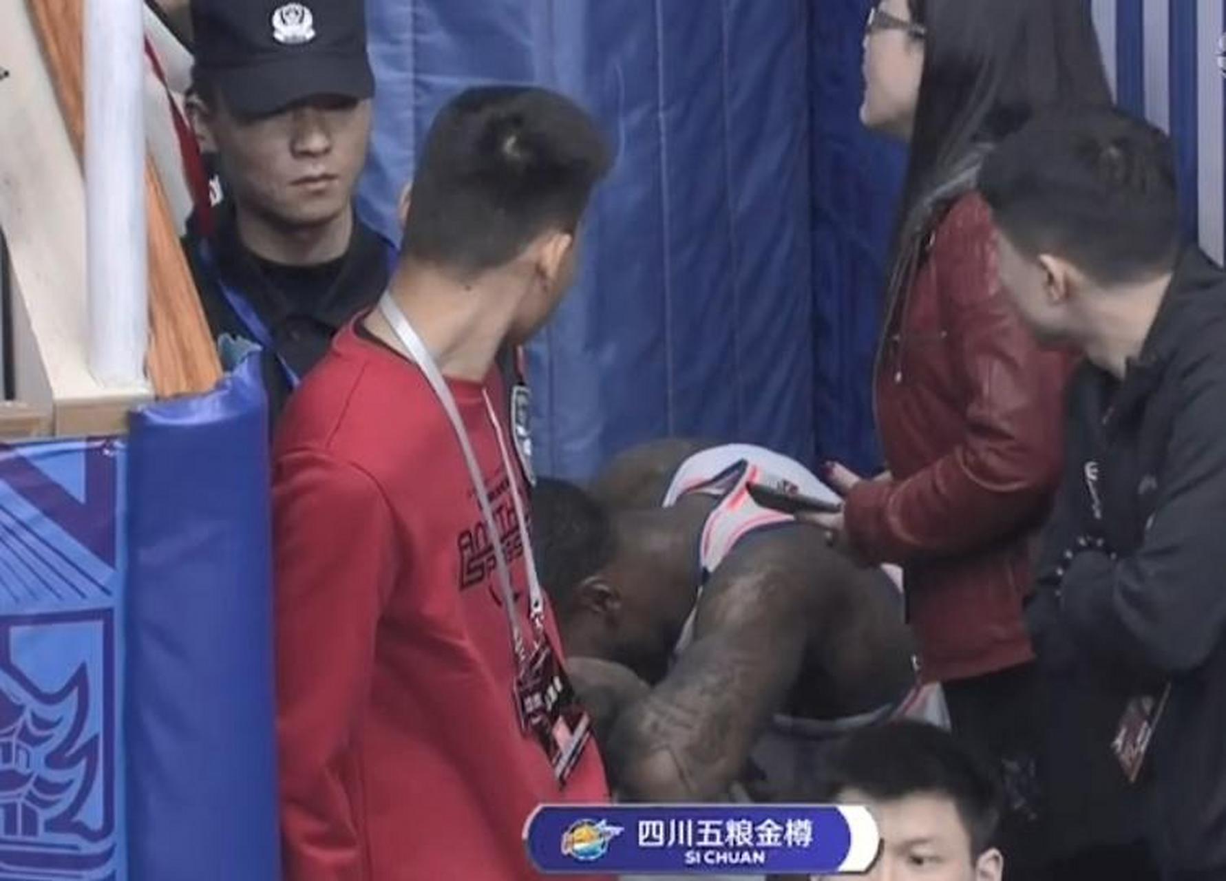 gif创作人# cba联赛第六轮,四川队vs广州队,四川队外援托马斯