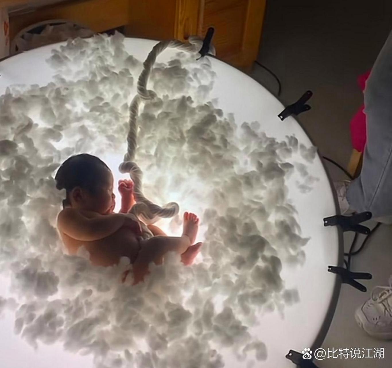 摄影师在宝宝满月照上展现了出色的创意.