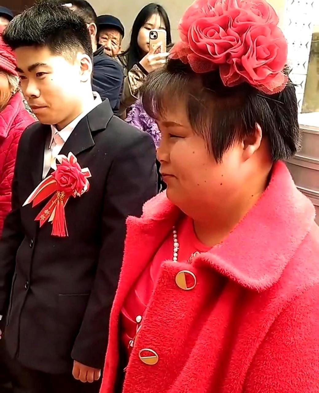 新娘子头戴大红花,真是标准的装扮!