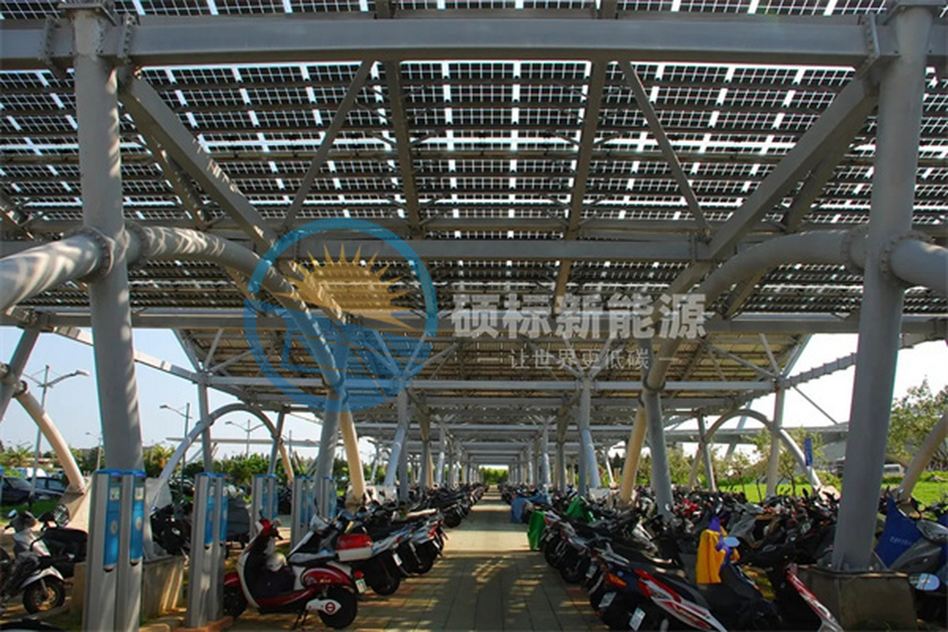 光伏车棚# #太阳能车棚# 太阳能光伏停车棚阴天怎么办 光伏车棚是一