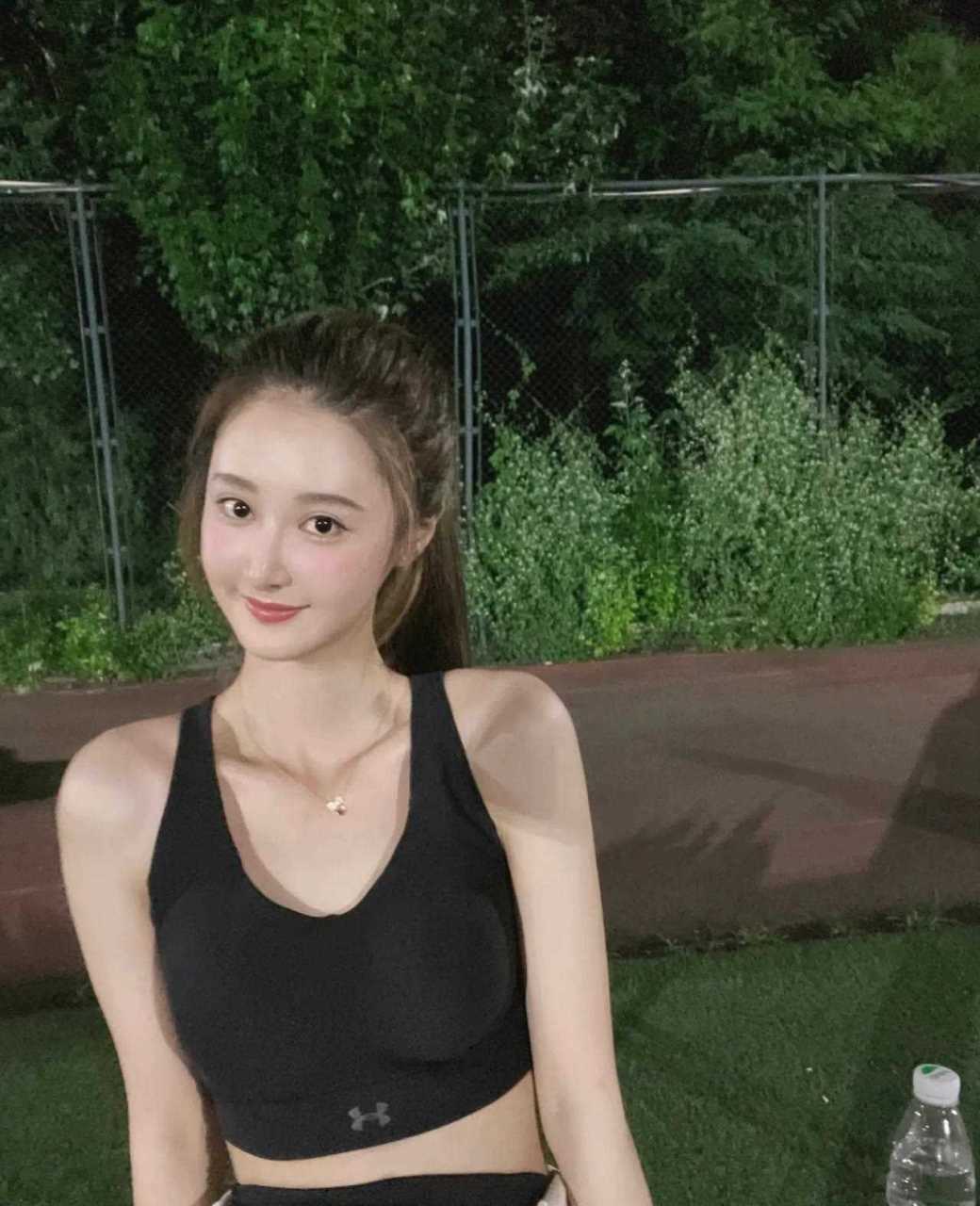 演员马泽涵晒运动照,身穿黑色运动背心搭配黑色边条纹运动裤,白色运动