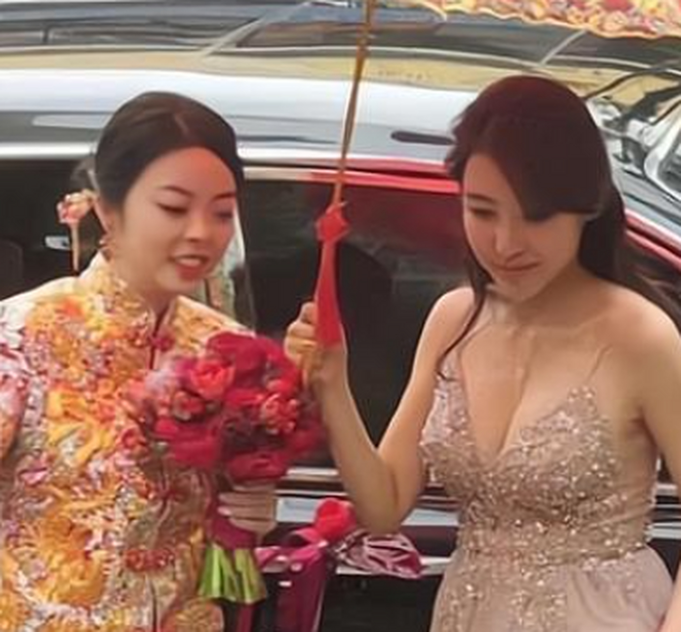 这伴娘是来砸场子的吧,风头都被她抢走了 #婚礼