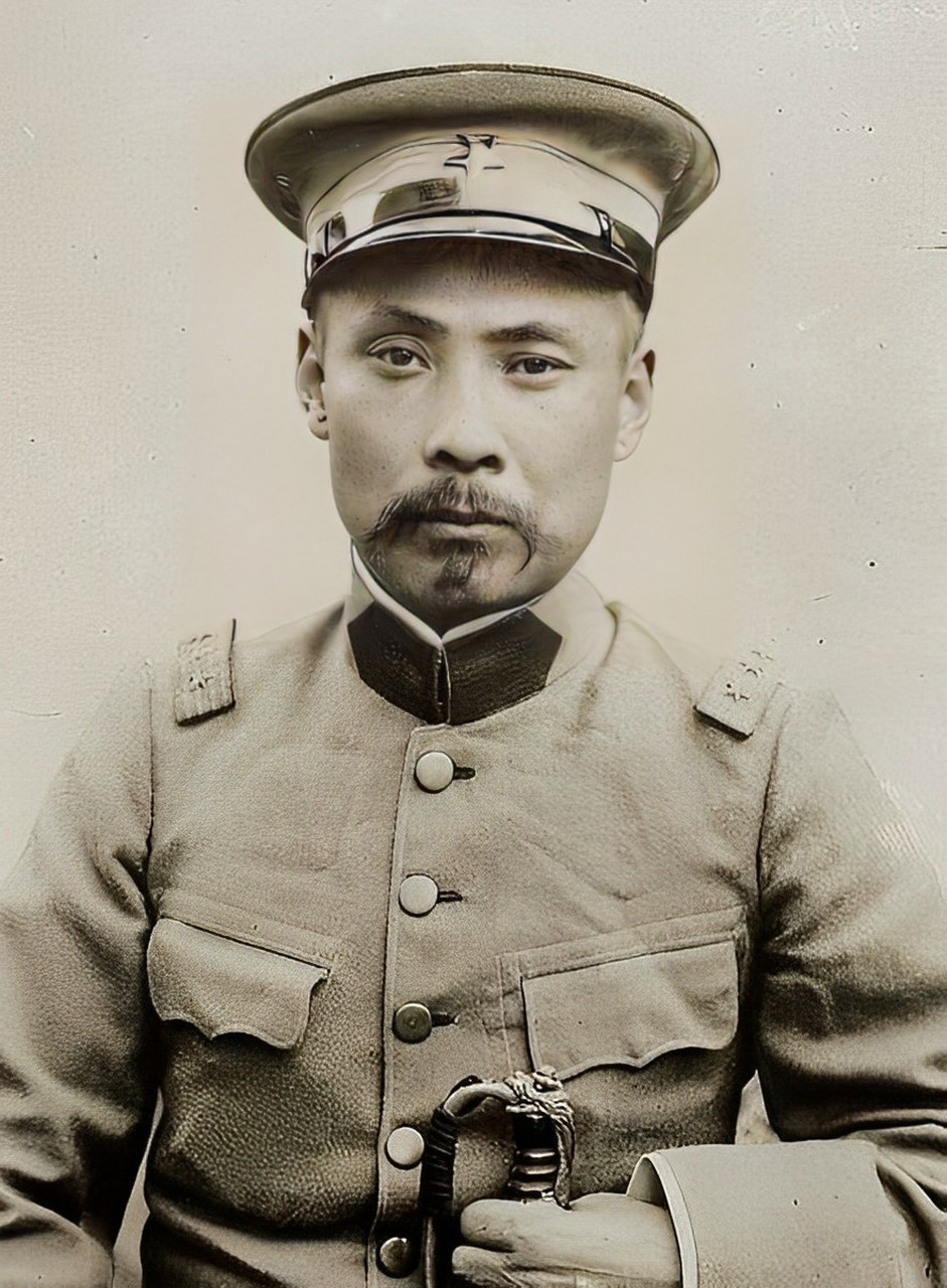 有一天,一个穷亲戚到段祺瑞家来找差事,段祺瑞只好为