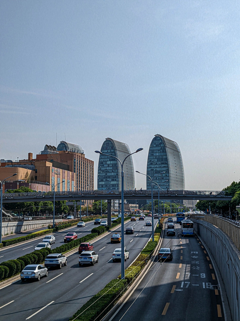 走在西直门外大街的展览馆路上,我漫步街头,随意拍摄着眼前的一切和