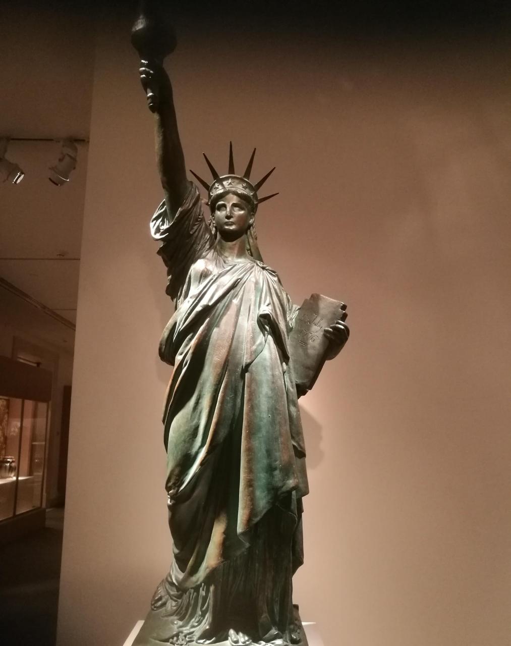 彩绘赤陶自由女神像是法国著名雕塑家弗雷德里克·奥古斯特·巴特勒迪