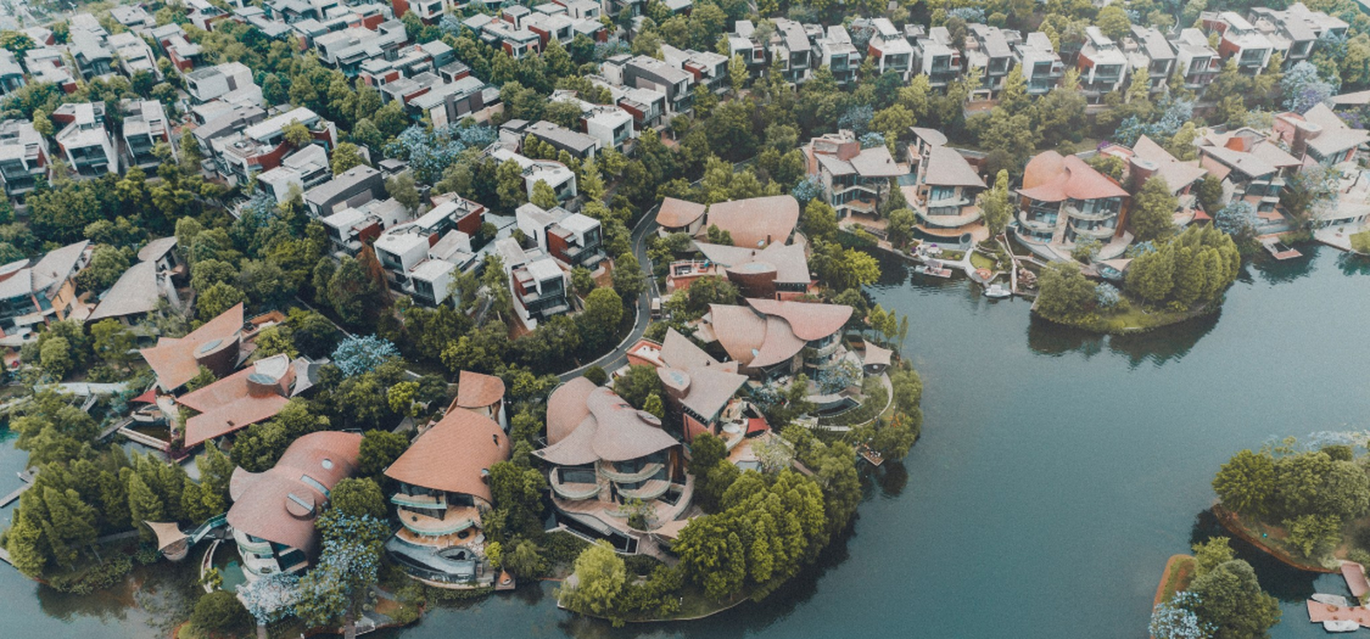 麓湖生态湖这里的住宅几乎都是别墅,可以说是成都富人居住的地方,在