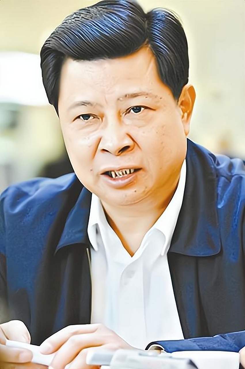 他的腐败行为不仅侵蚀了公共资源,也破坏了社会道德