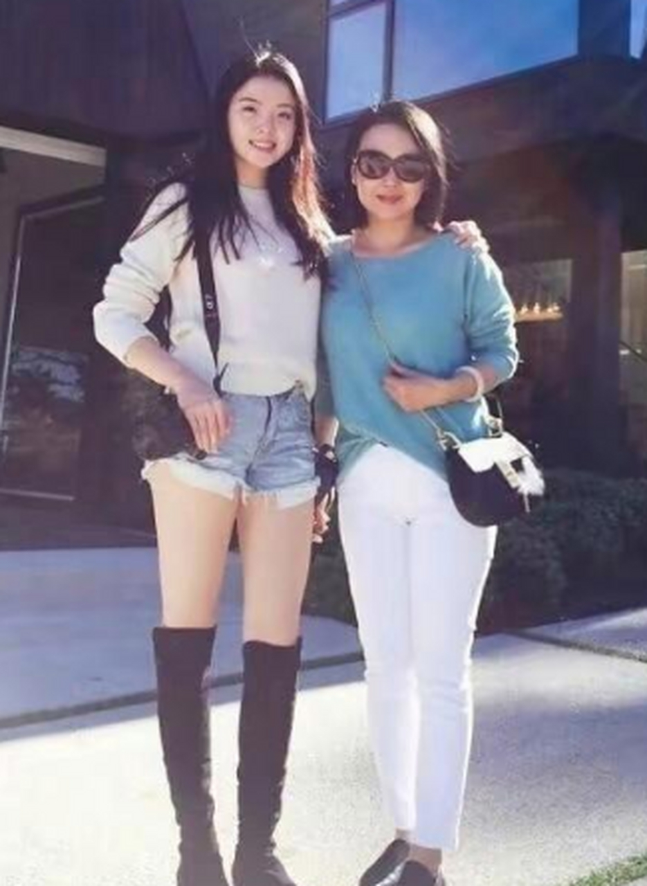 近日,华谊千金王文也晒出一组自己出外游玩的美照,一身清凉和好友玩