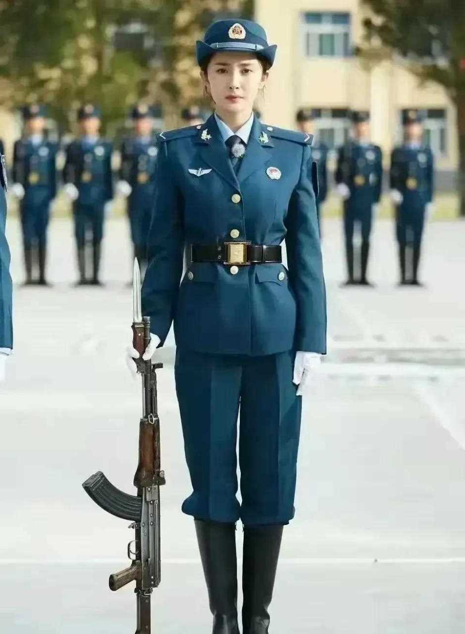 从这张照片上看,丝毫看不到杨幂的军人气质,毫无英姿飒爽的
