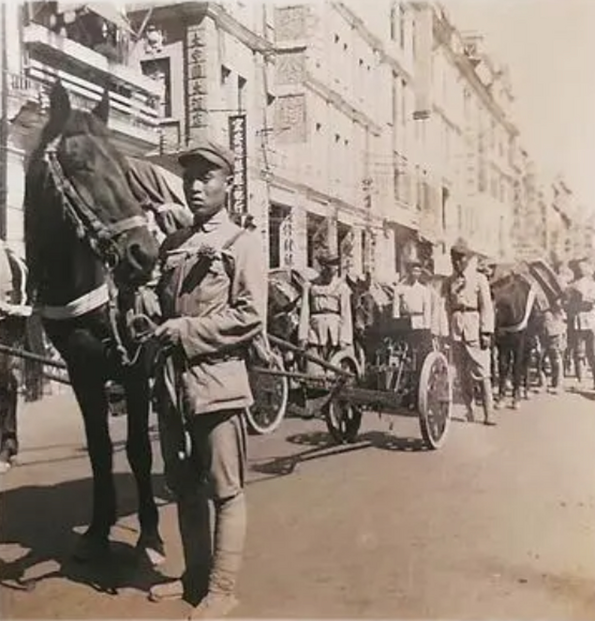 这是1949年,解放军入广州城时拍摄的照片.