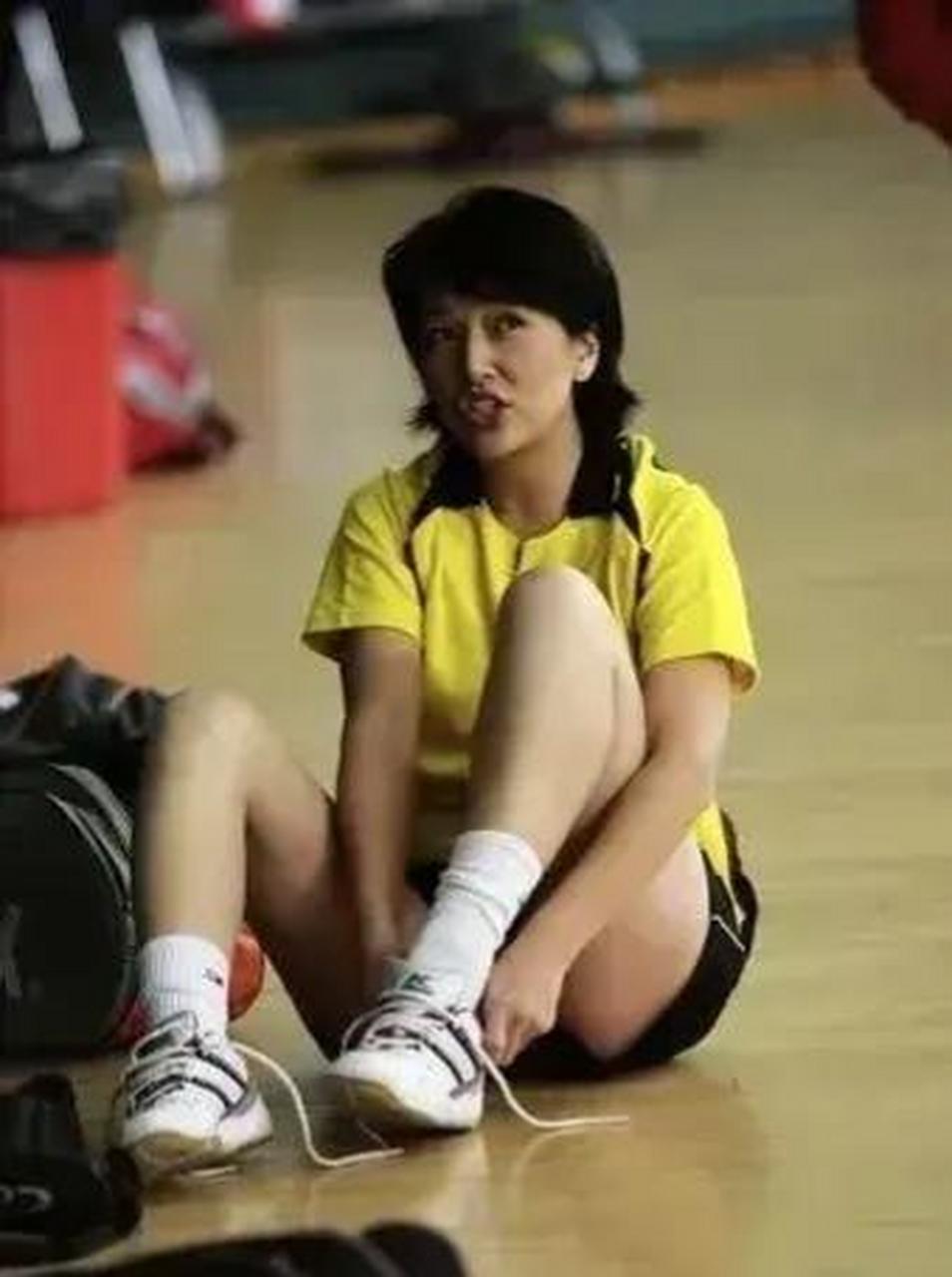 江珊年轻的时候可是一位羽毛球专业选手,身穿一身黑色运动短袖短裤