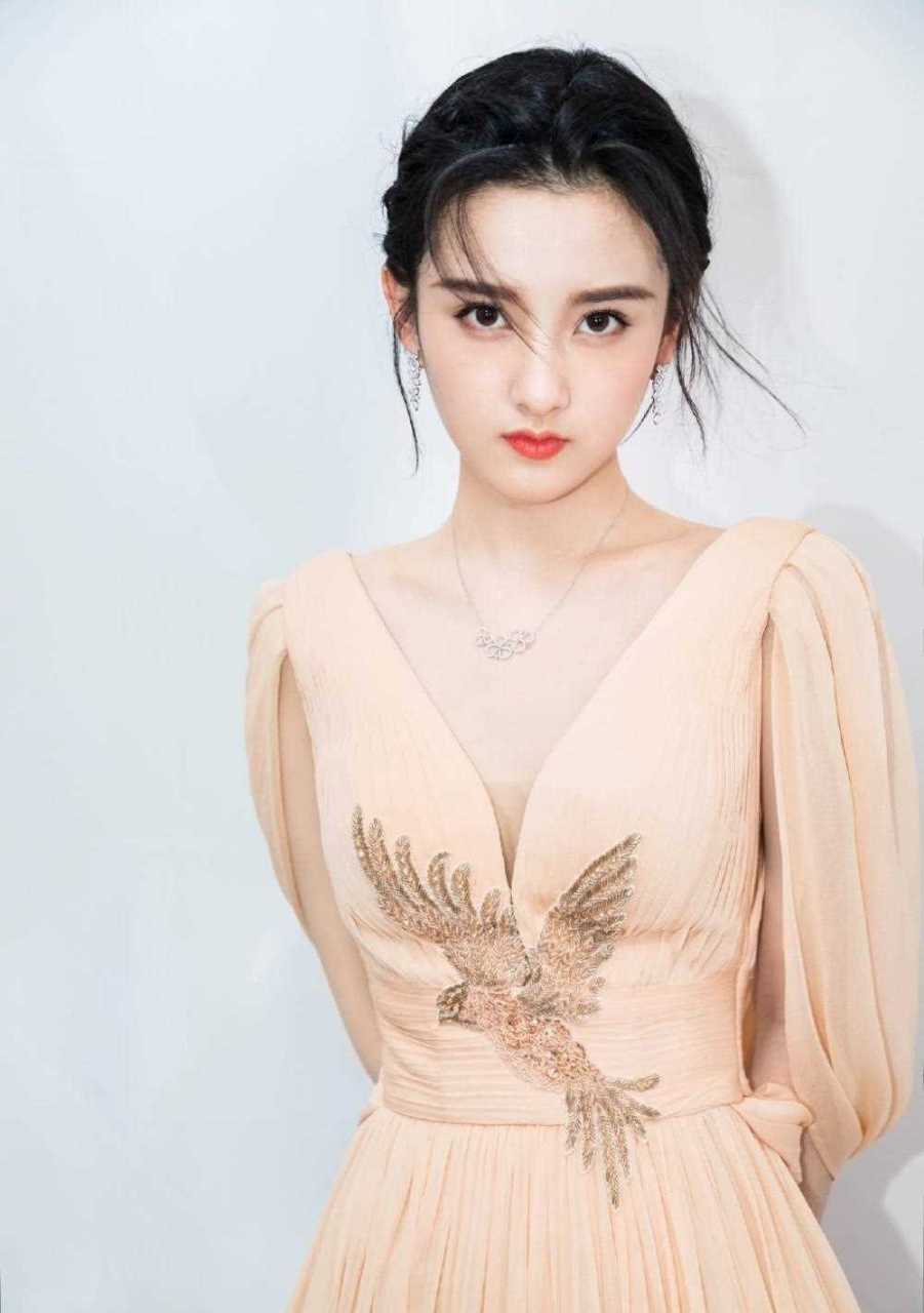 她是很多人的"童年女神"因美貌迷到释小龙,如今嫁外