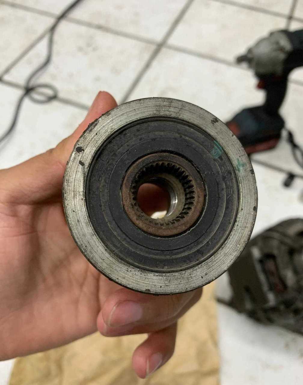 检查方法是:拆下发电机皮带,卡住发电机内部,用手转动皮带轮,若是无法