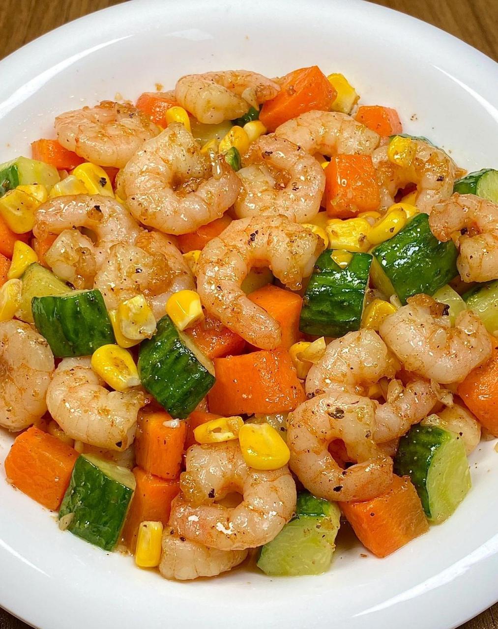 今天跟大家分享的是三色虾仁[色色r] 胡萝卜77玉米77黄瓜77虾仁