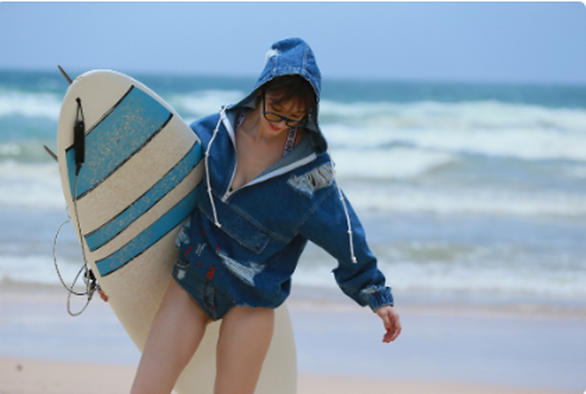 这组大片不仅让人们感受到夏日的清凉和活力,还展现了张俪时尚的一面.