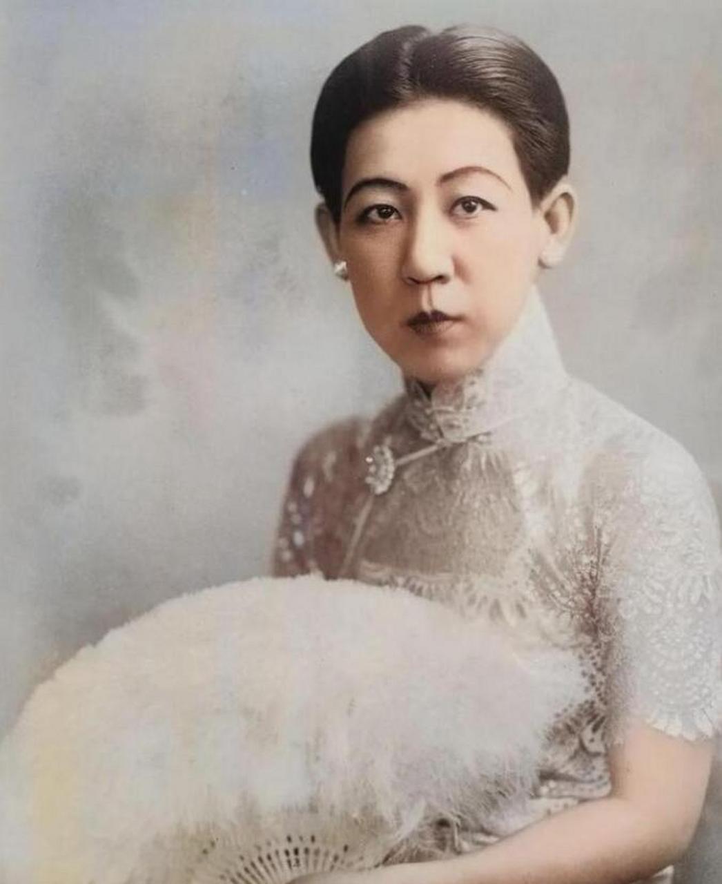 川岛芳子,这位神秘的女性,在一张罕见的照片中展现了令人难以置信的