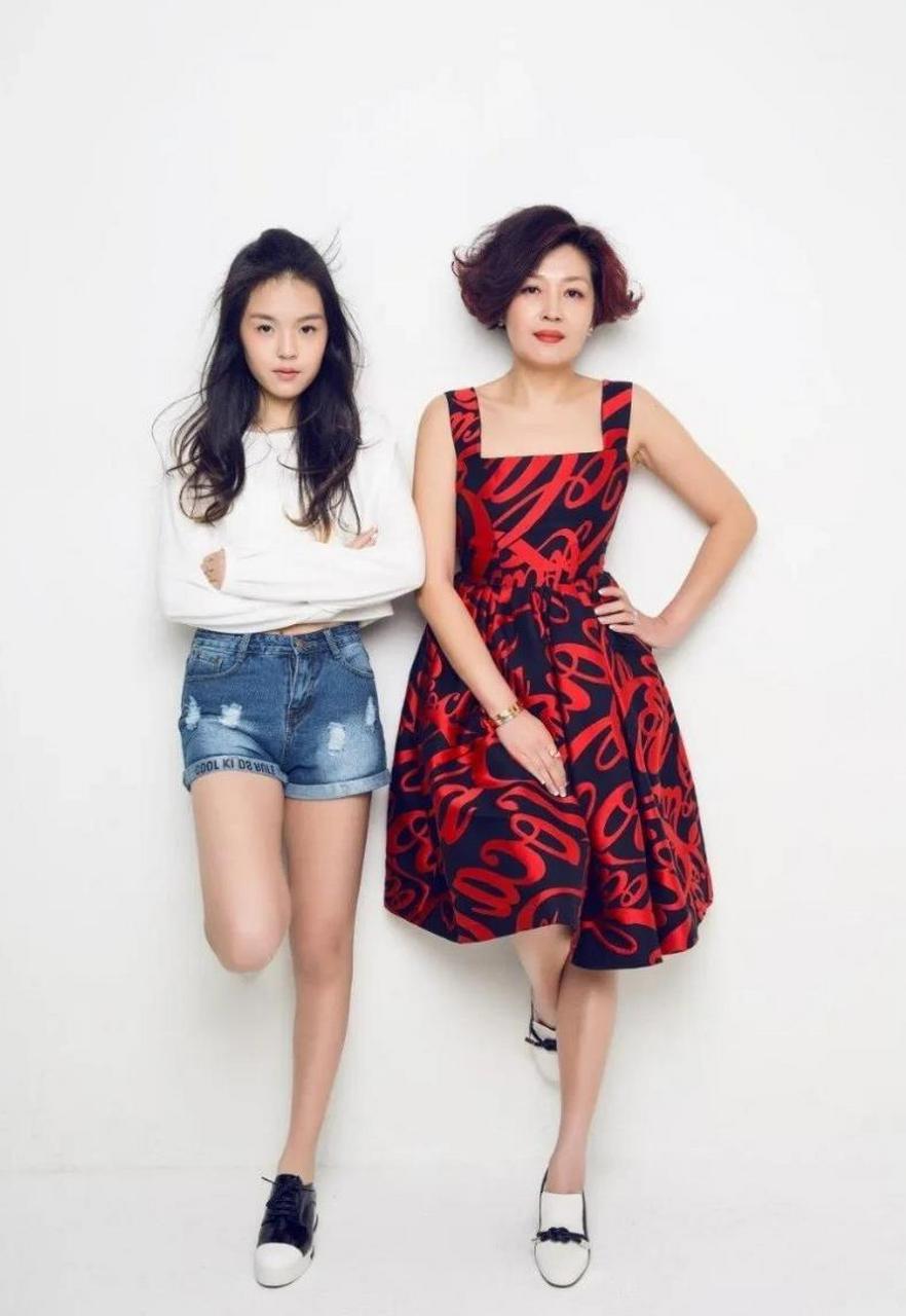 法图麦·李选择当演员确实引发了不少争议和猜测.