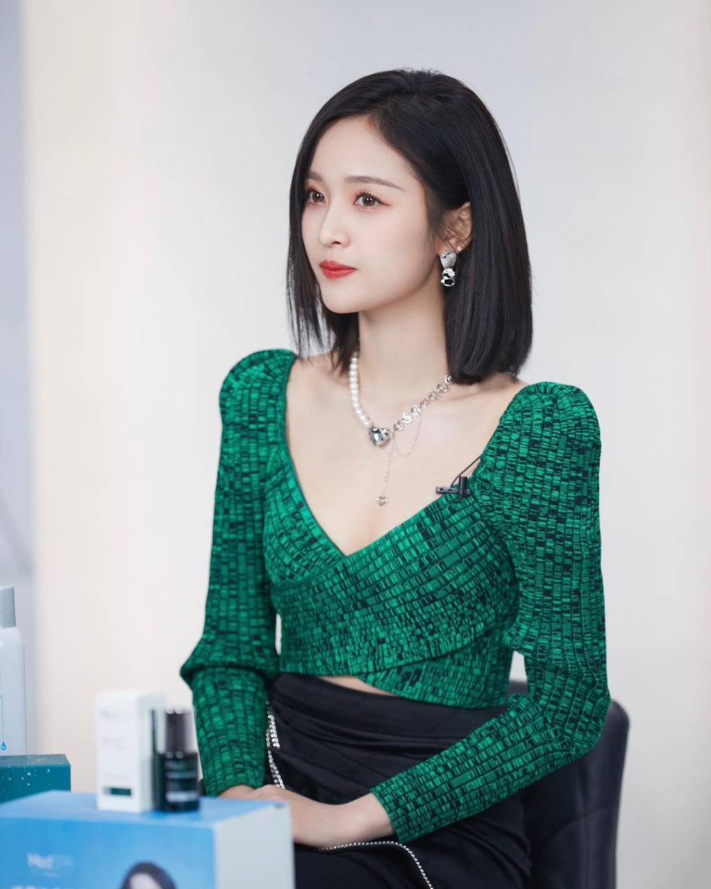 吴宣仪#  短发清爽又有气质,深v绿上衣性感有气质! 676767