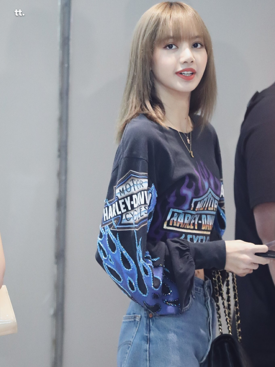 夏天来了穿搭 来看看辣lisa的腰吧 lisa机场私服穿搭look lisa的腰啊