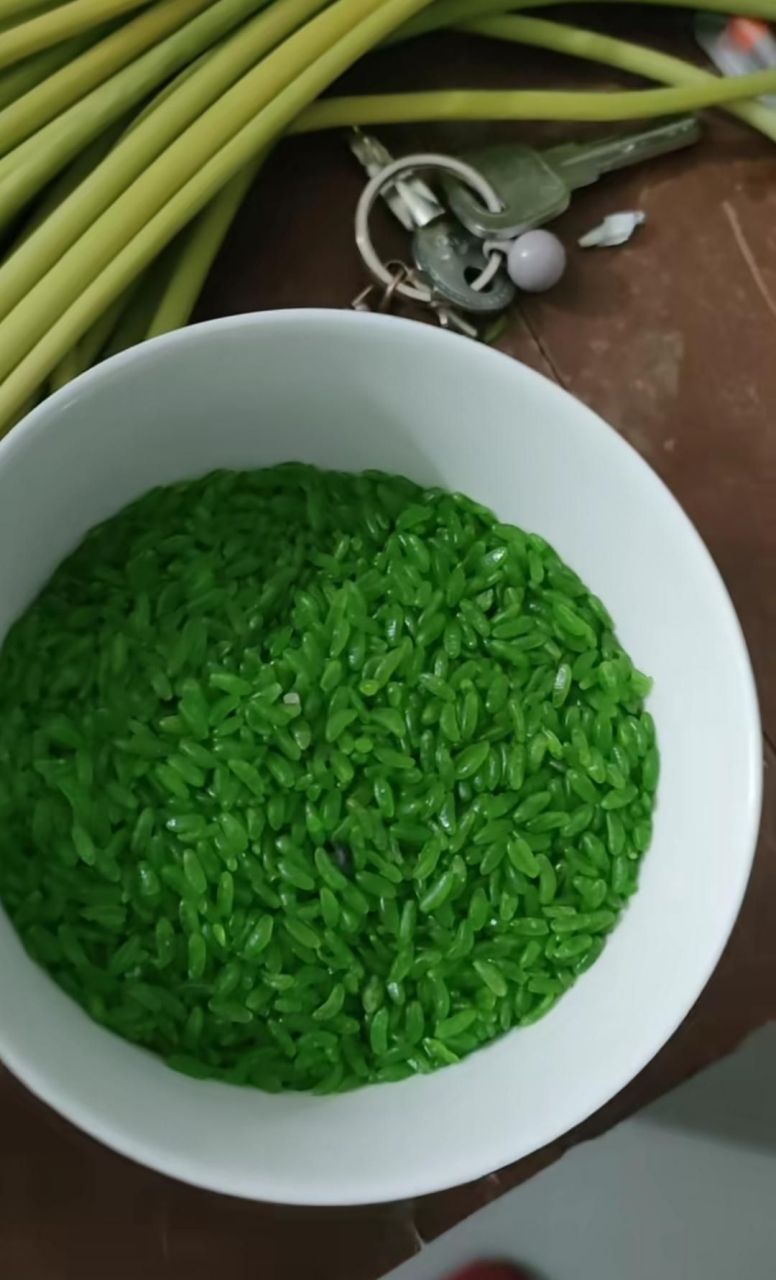 在超市看到这样绿色的米,觉得好奇就买了点回来了,在锅里熬了熬米都没