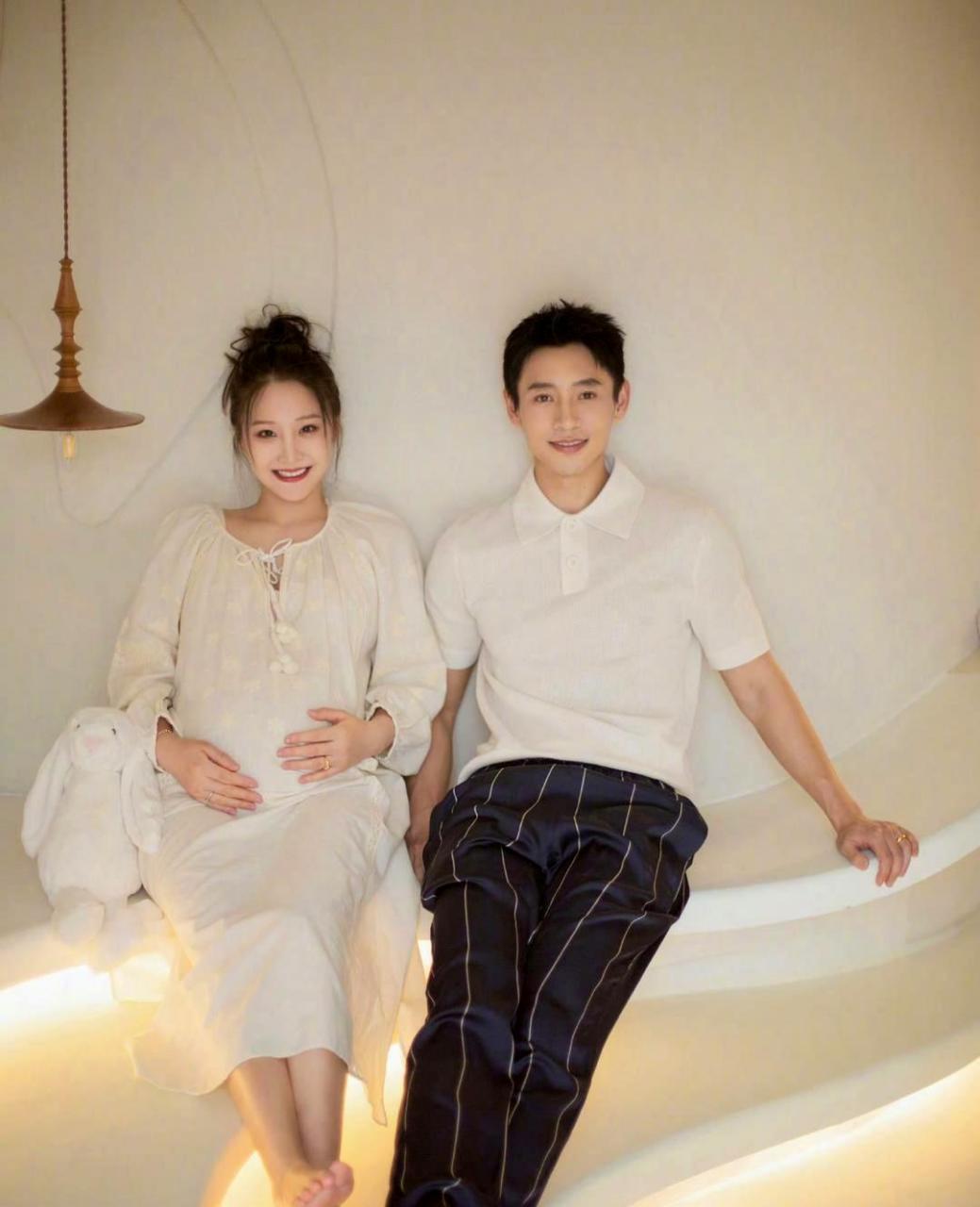 魏晨宣布即将为人父,与妻子合影展现幸福,喜讯传来令人振奋.