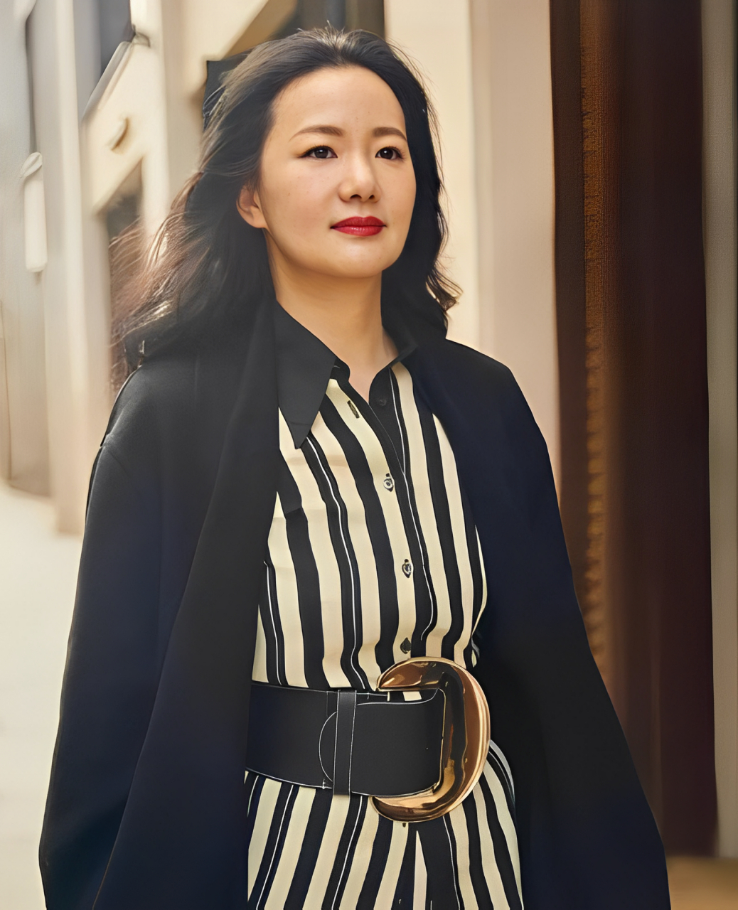 条纹衬衫裙的腰部系着一条黑色宽腰带,看起来犀利利落!可以在视觉上提