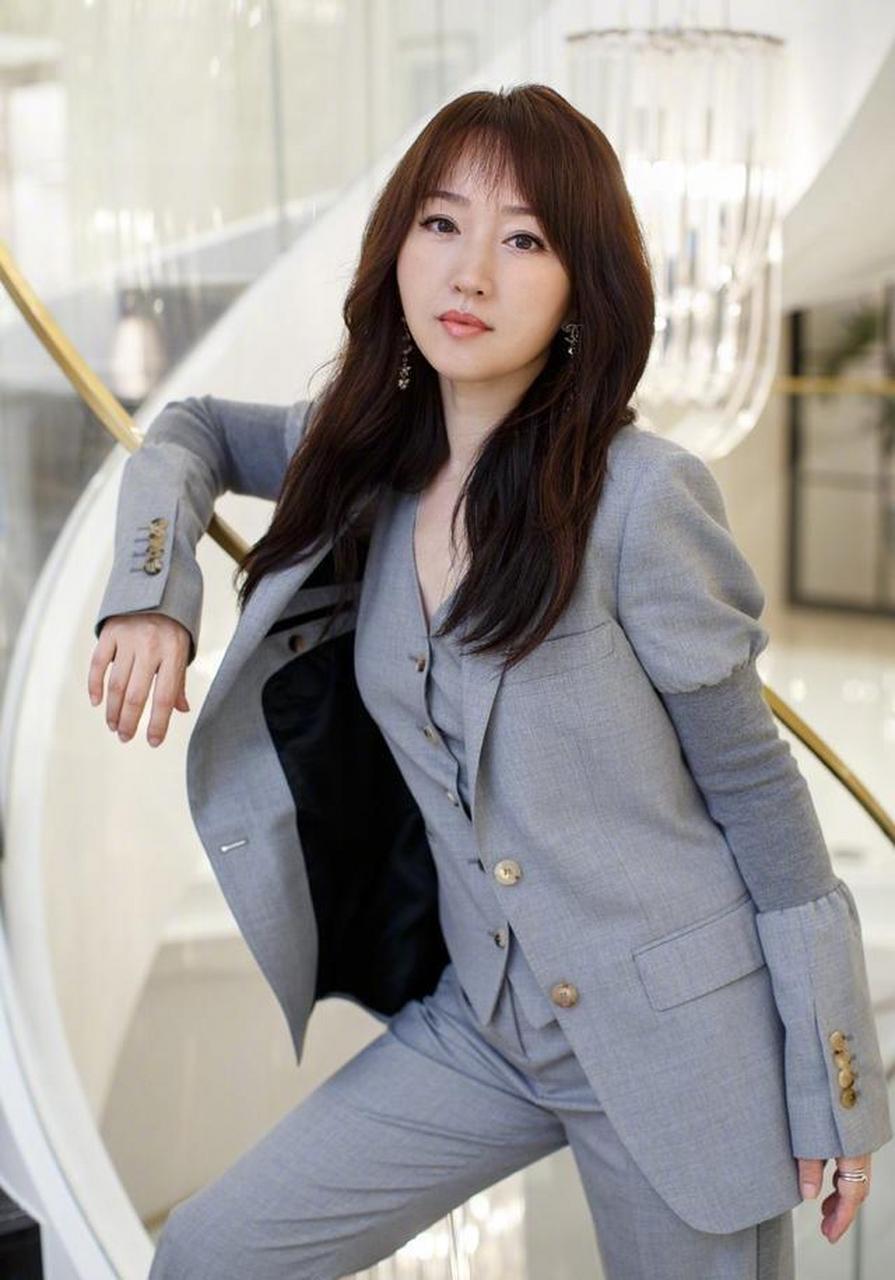 51岁杨钰莹才是不老女神,灰色西服套装干练潇洒,不扮嫩更显气质