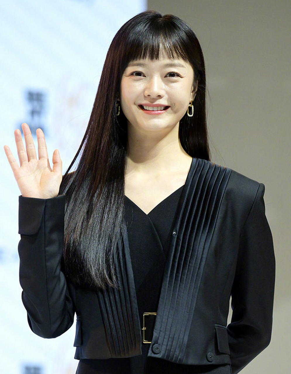 韩国女艺人全昭旻的齐刘海造型,总感觉有点不对劲.