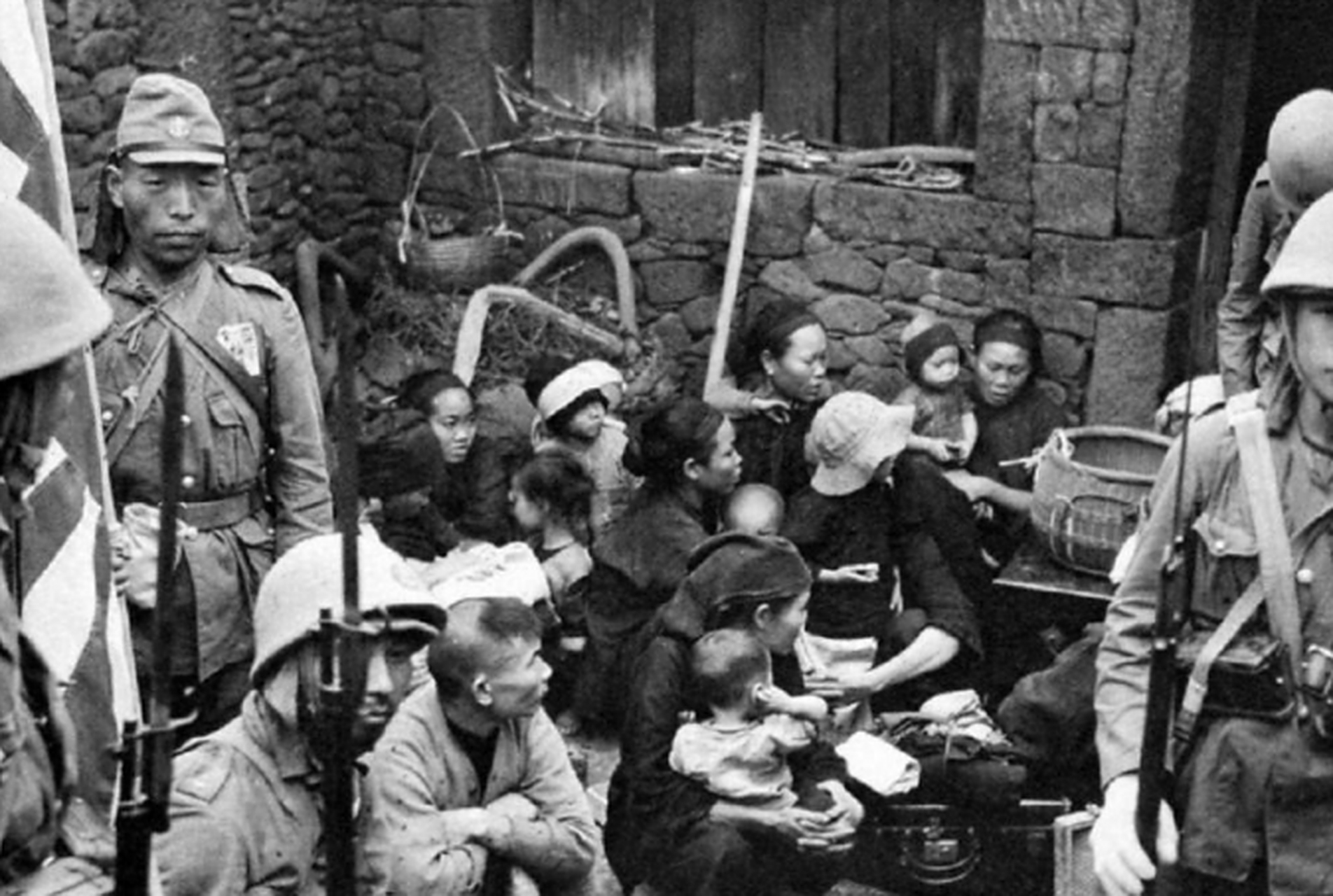 抗日战争期间,一队小鬼子扫荡时的一张留影.