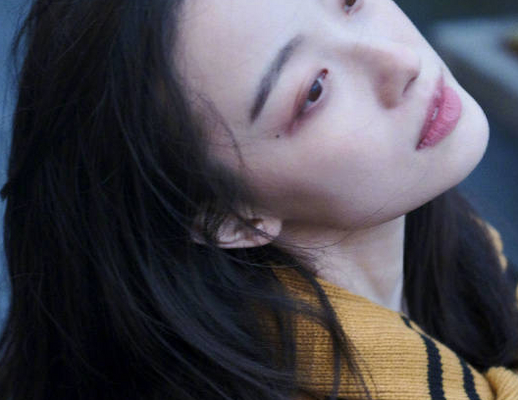 倪妮分享环球影城游玩照 气质清冷笑容明媚动人