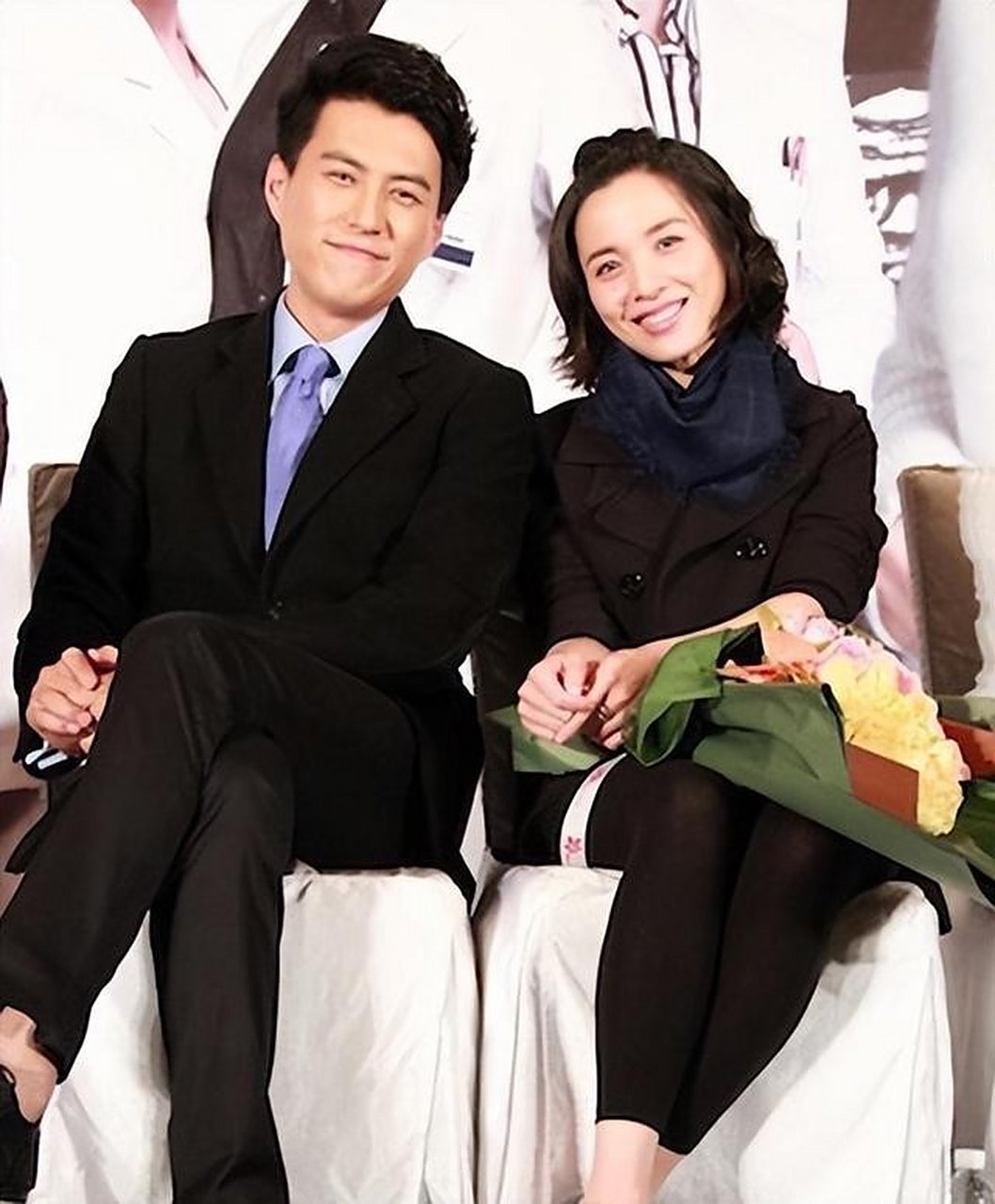 靳东和江珊的爱情故事始于拍摄《母子情深》时的邂逅.