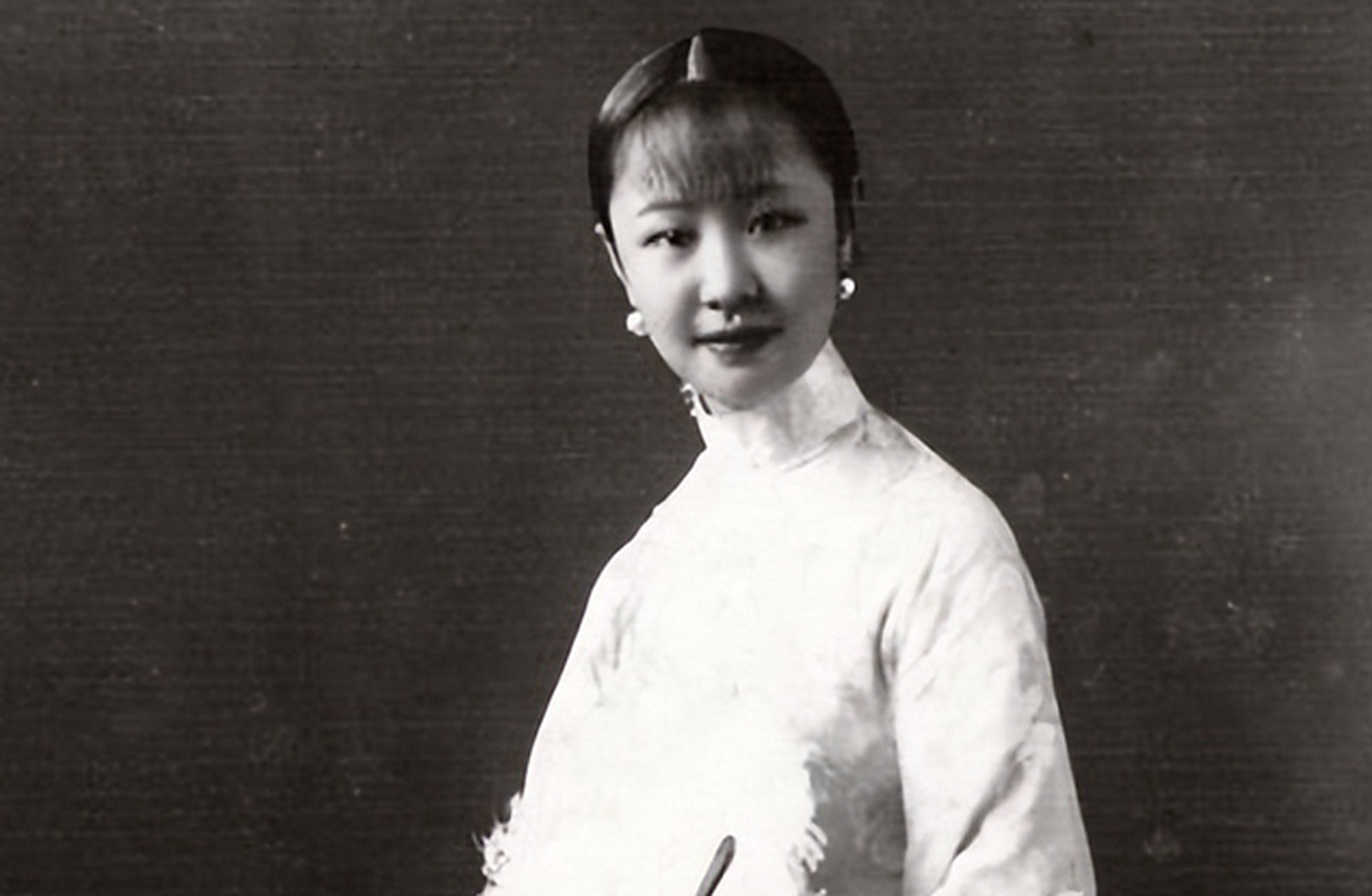 1951年,载沣去世,爱新觉罗·韫颖继承了父亲的一些房产,收取租金成为