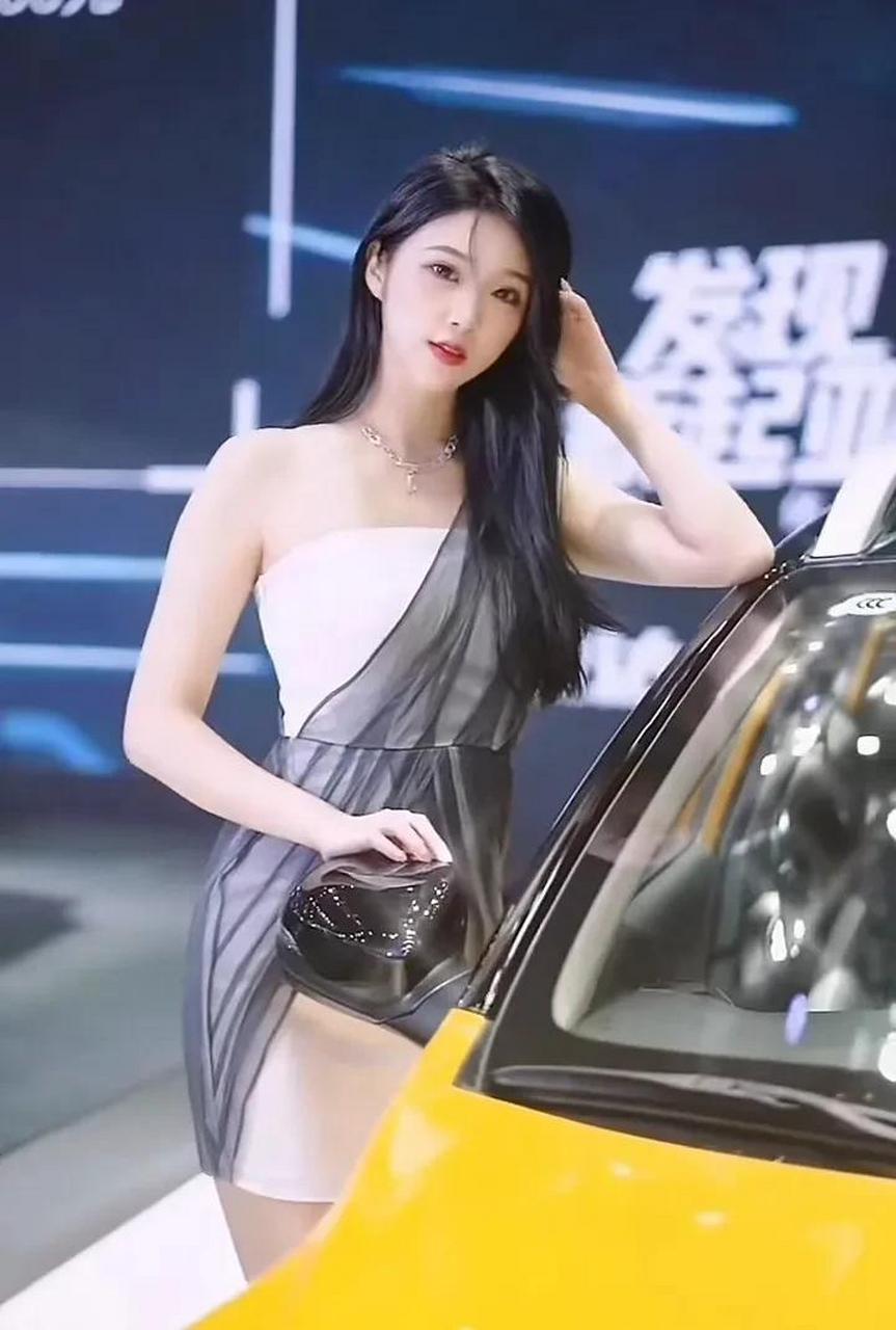 快手捧红了很多的车模,比如苏宁,李凉凉,春晓等等,有一