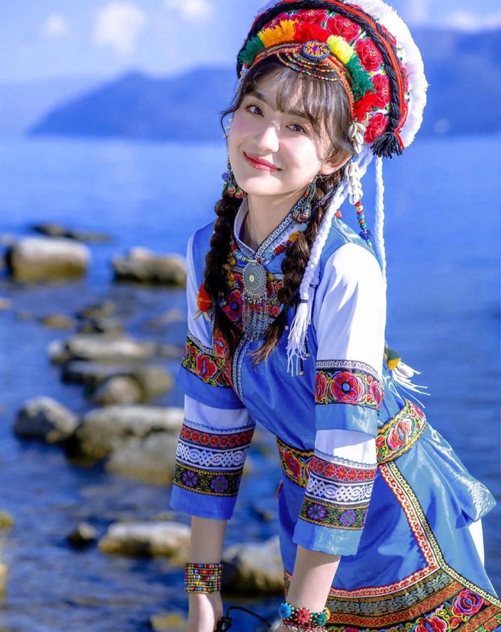 波光粼粼的海和白族清新少女【中国】