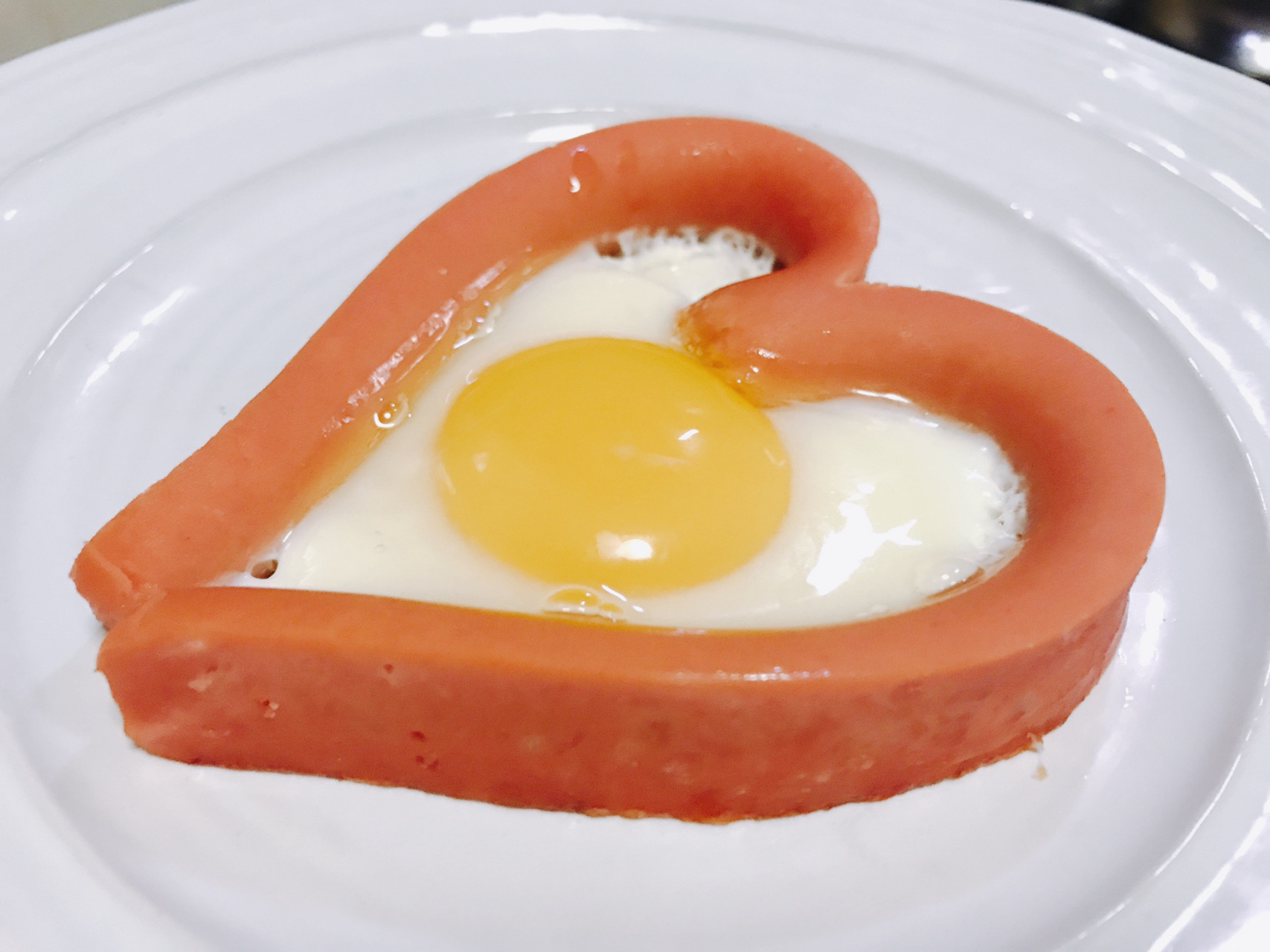 爱心火腿煎蛋 宝宝喜欢的简单快手早餐  爱心火腿煎蛋宝宝喜欢的简单